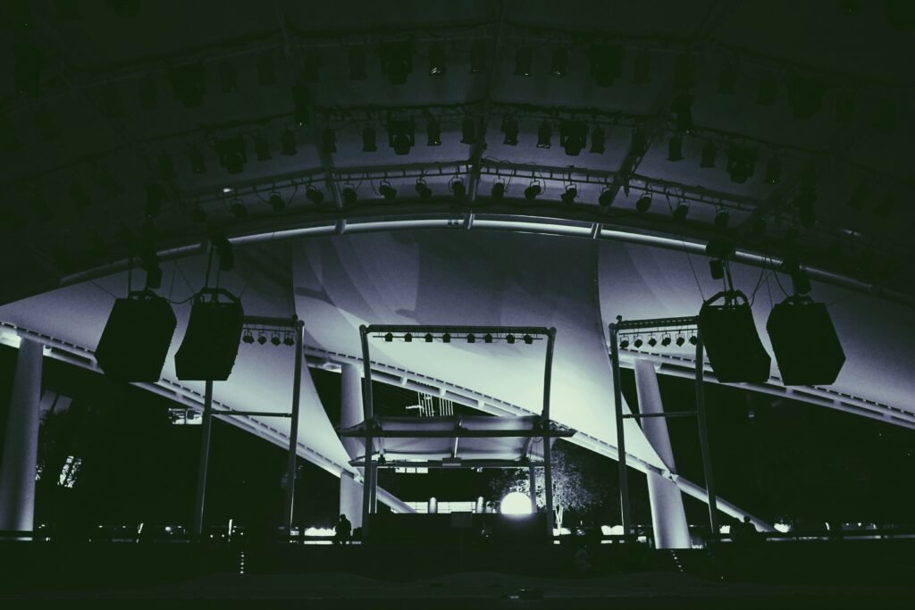 How to Set up Reproducible Powerful Indoor Stage Lighting Packages for Events 2 photo 1498885145901 683e0e55d721