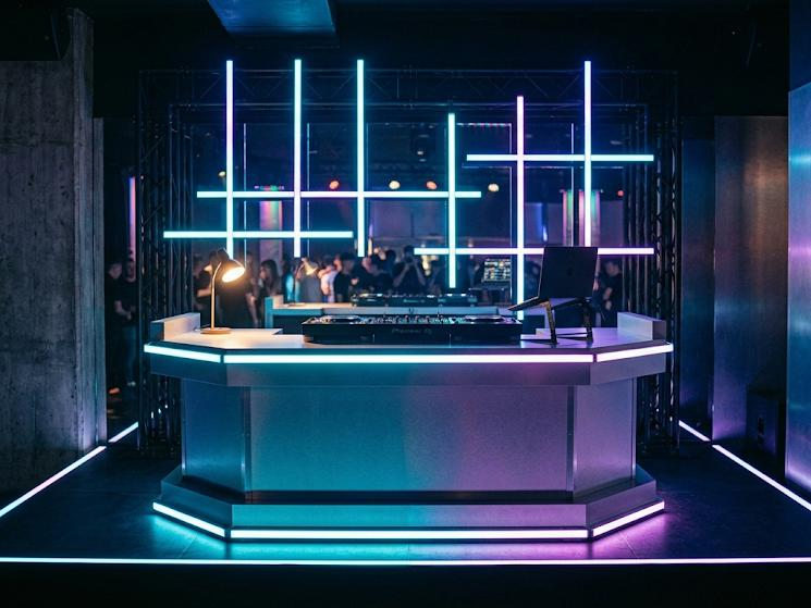 DJ Stage Lighting Ideas: 7 Setups for Clubs, Weddings & DJs 4 Effect lights