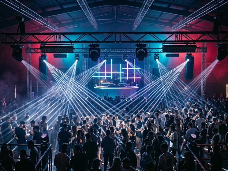 DJ Stage Lighting Ideas: 7 Setups for Clubs, Weddings & DJs 6 Event lighting