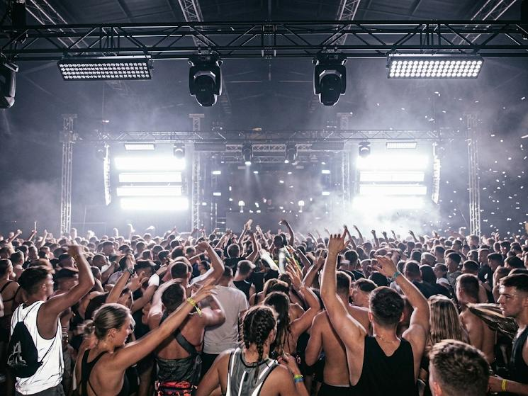 DJ Stage Lighting Ideas: 7 Setups for Clubs, Weddings & DJs 5 wedding dj lights